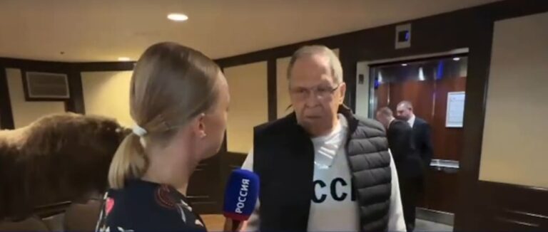 Сергей Лавров се появи с блуза "СССР" в Аляска за срещата Тръмп-Путин