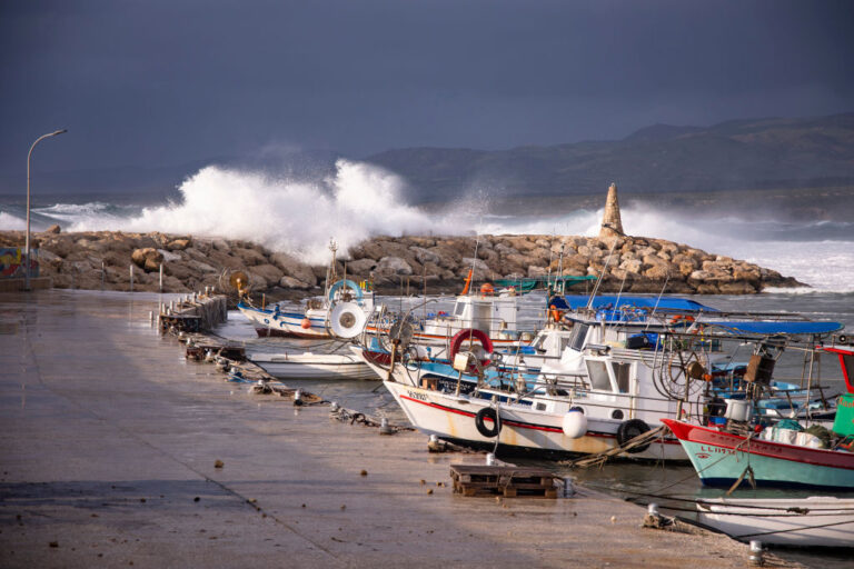 Силен вятър спря фериботи в Гърция и наруши корабоплаването