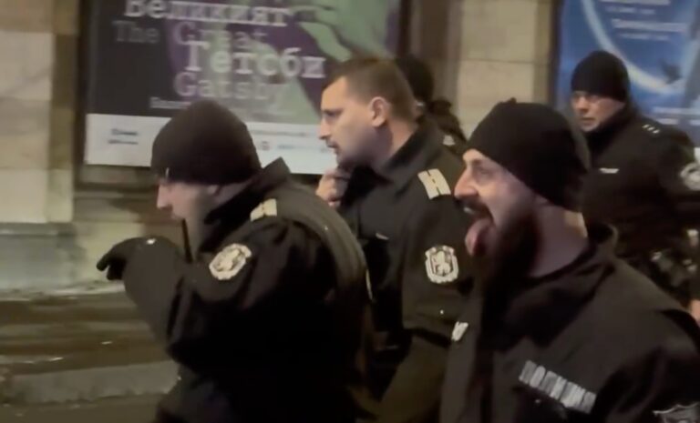 Със сълзотворен газ напосоки МВР осигури на депутати трасе за бягство