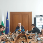 Финансовото министерство "свива" дефицита до 5,7%, като вдига осигурителната тежест и увеличава винетките с 30%