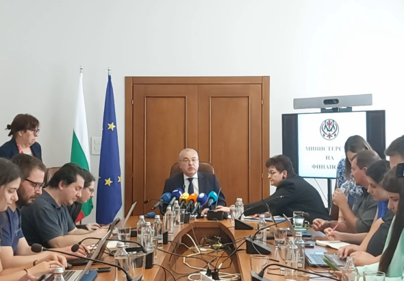 Финансовото министерство "свива" дефицита до 5,7%, като вдига осигурителната тежест и увеличава винетките с 30%