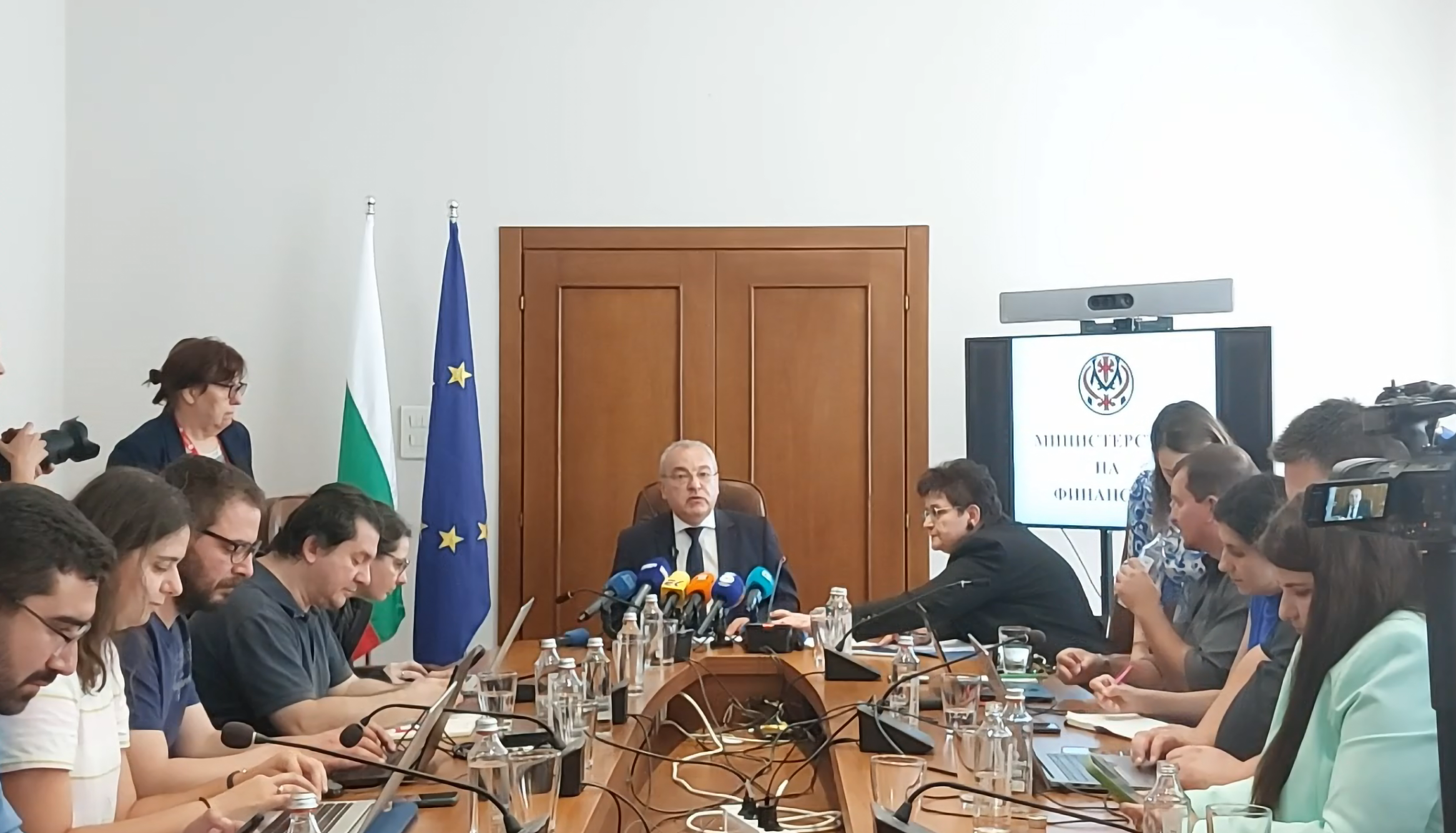 Финансовото министерство "свива" дефицита до 5,7%, като вдига осигурителната тежест и увеличава винетките с 30%