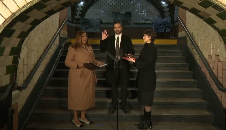 Зоран Мамдани стана първият кмет на Ню Йорк, положил клетва върху Корана