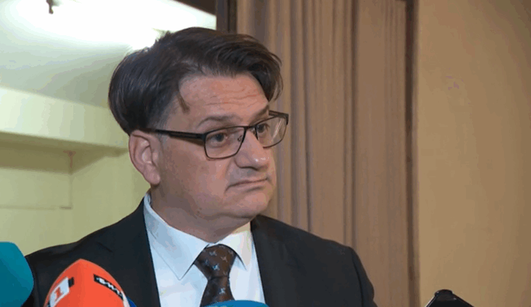 Бачев: Репетициите в театралната школа се записват, Росен Белов е прекрасен професионалист