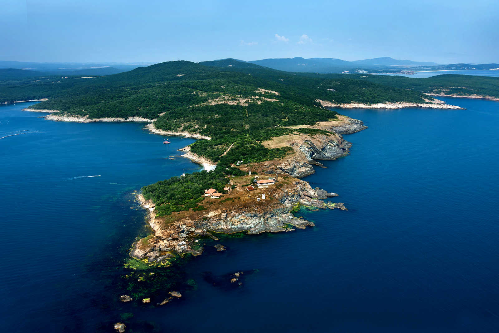 Издирват риболовен кораб с трима души, изчезнал при Маслен нос