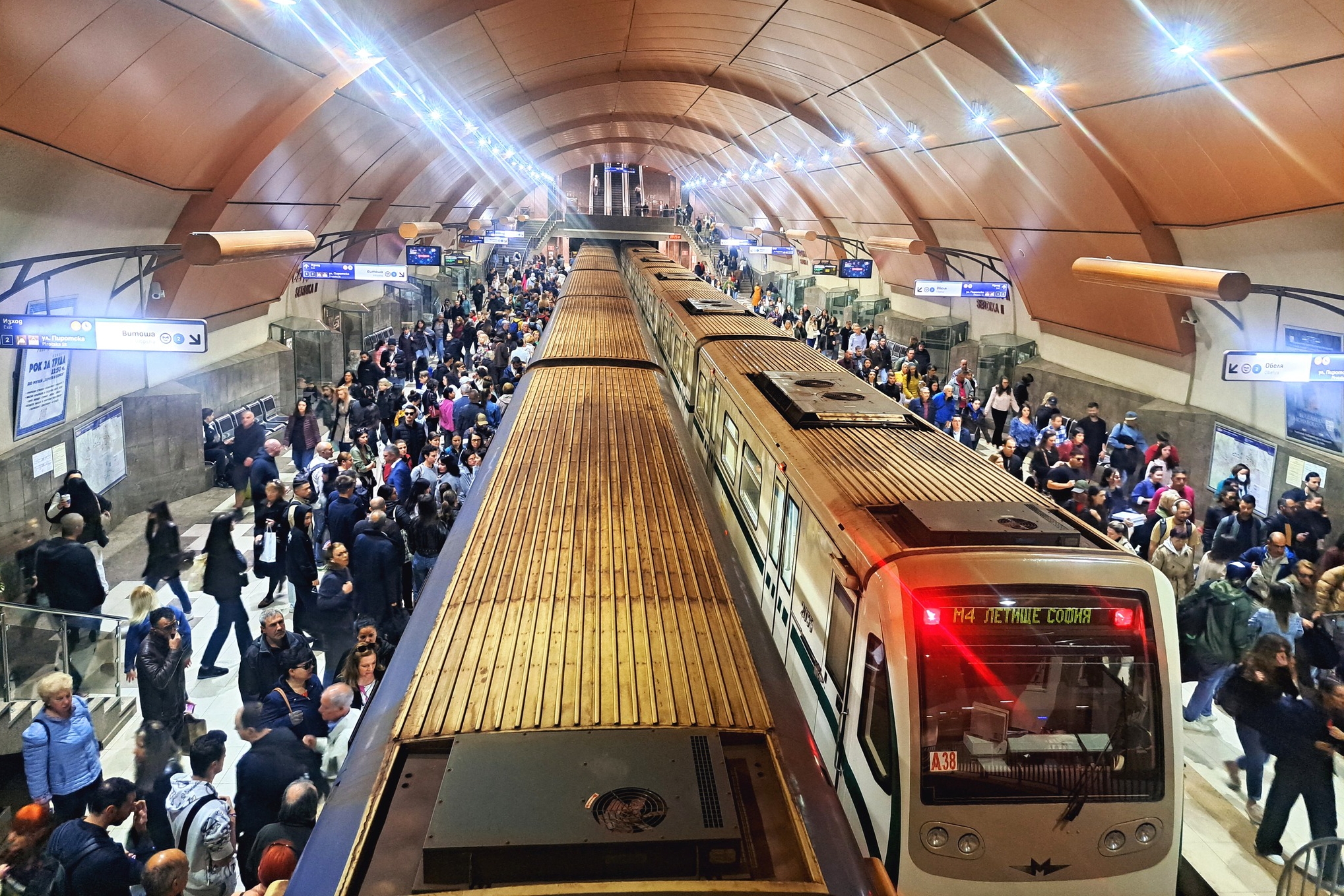 Линия 3 на метрото е спряна през уикенда, автобуси заместват влаковете по маршрута