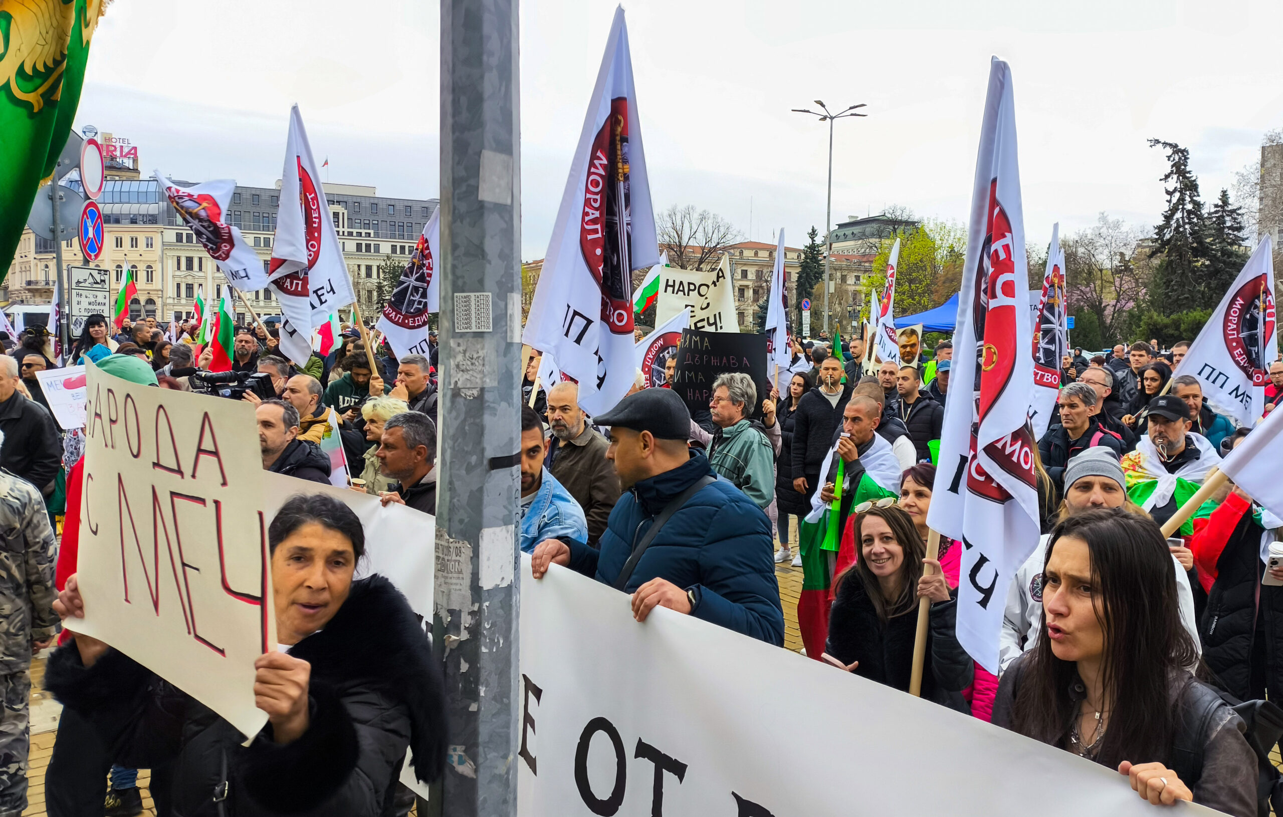 МЕЧ протестира, докато в зала решават за възстановяването на парламентарната им група