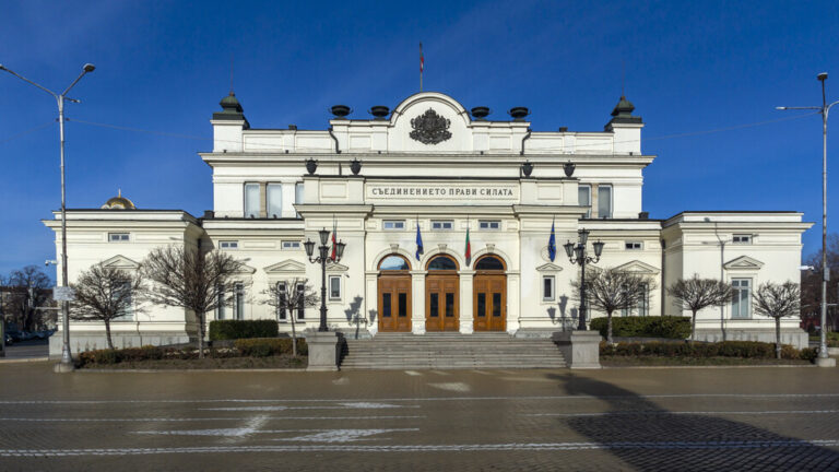 Ограничителни ленти около Народното събрание: историческата сграда е за спешен ремонт