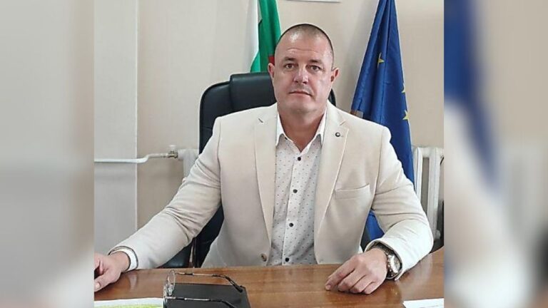 Шефът на полицията в Русе е бил пребит пред семейството си, твърди областен управител