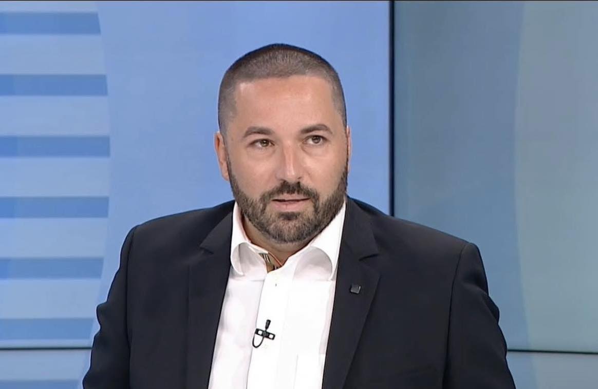 Бащата на Сияна тества нагласите за бъдеща партия