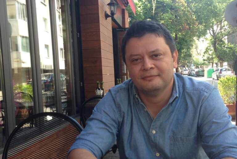 Николай Стайков е сред създадтелите на платформата "Извън ефир"