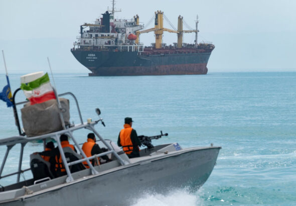 Иран откри огън по контейнеровоз в Ормузкия проток