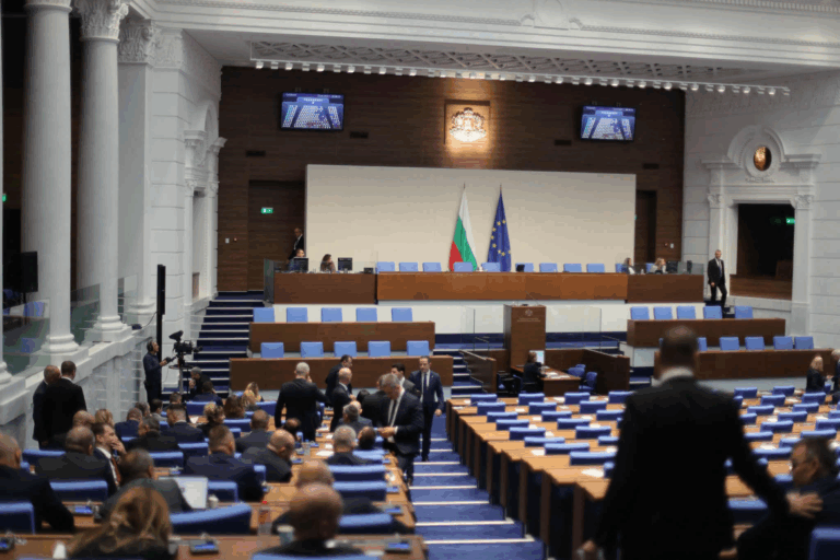 Парламентът прави трети опит да заработи