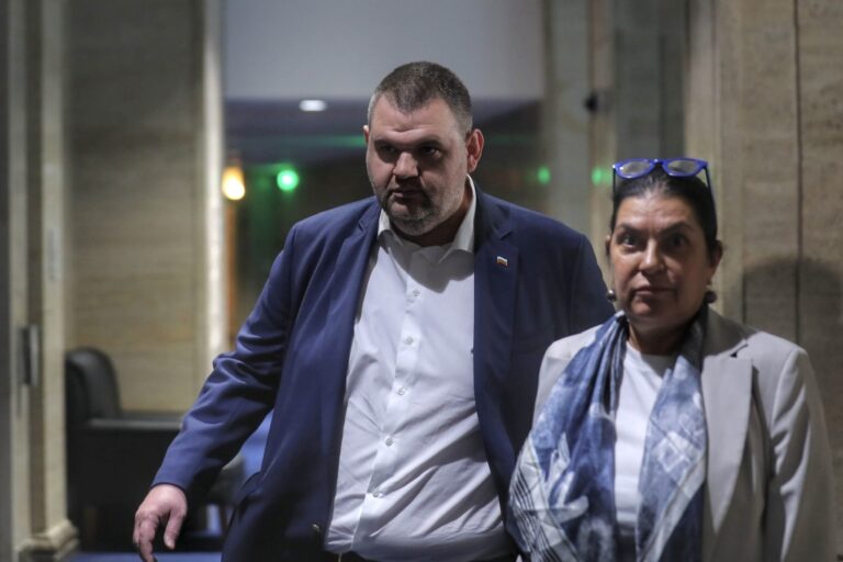 Пеевски обвини Радев и Копринков за агитките с провокатори на протеста