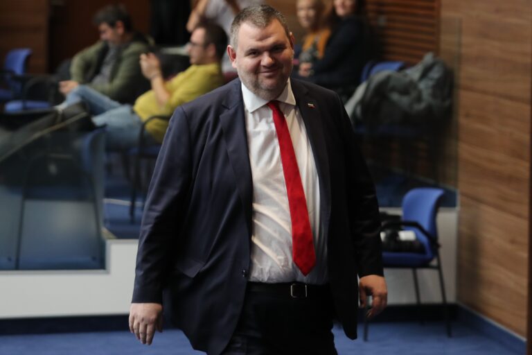 Пеевски разпореди на Петкова да плати коледни пенсии, ГЕРБ прехвърли топката на Гуцанов