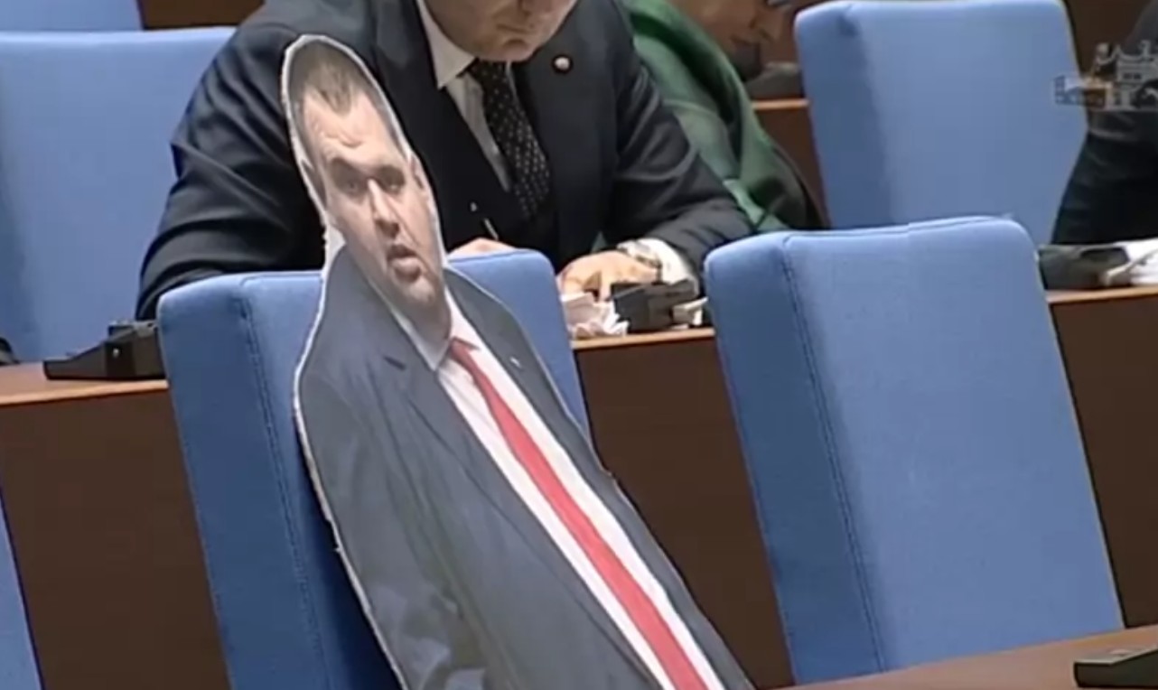 Парламентът гласува вота на недоверие часове след мащабните протести