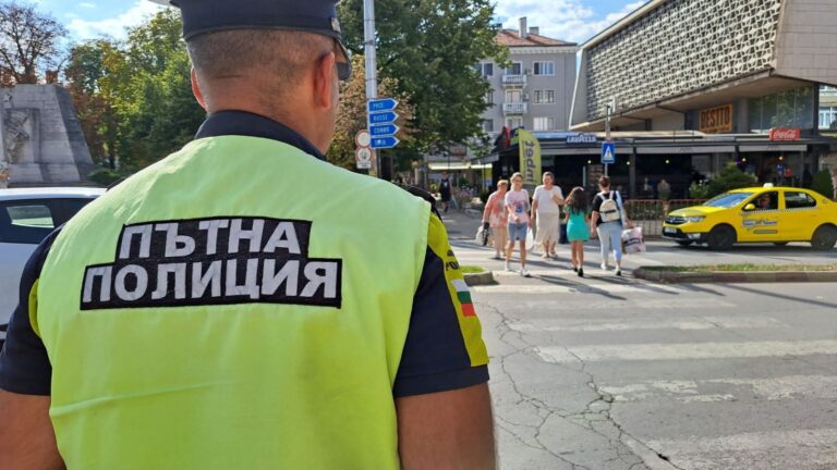 Пътна полиция вече може да глобява пешеходци, които говорят по телефона, докато пресичат