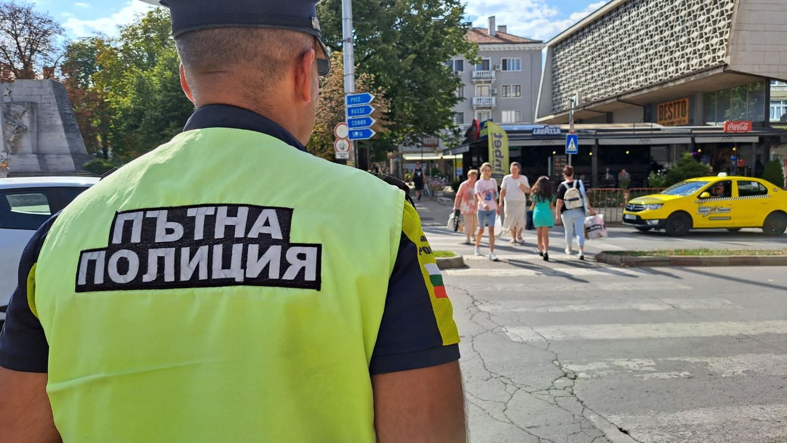 Пътна полиция вече може да глобява пешеходци, които говорят по телефона, докато пресичат