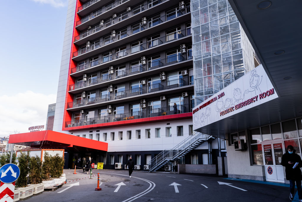 Момче на 14 г. е в кома след падане от тераса на НДК