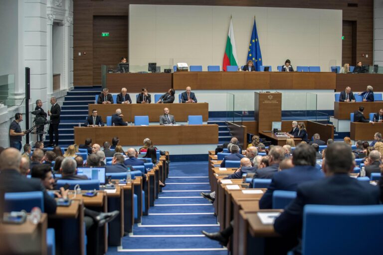 Кабинетът "Желязков" оцеля при първия вот на недоверие