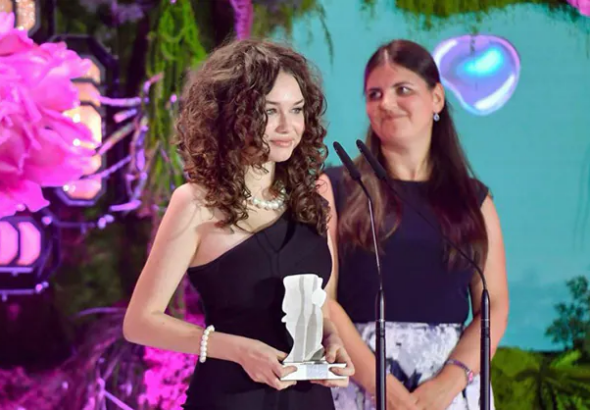 "Гениална тийнейджърка" от Полша направи за смях медии и институции в страната