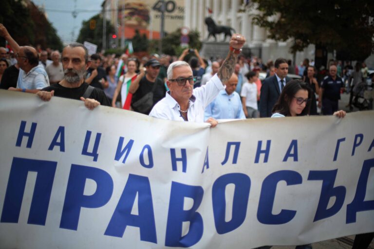 Граждани излязоха на масов протест, за да дадат "отпор срещу диктатурата"