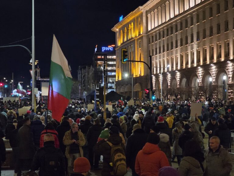 Протест с искане за 100% машинно гласуване събра хиляди в центъра на София (ВИДЕО)