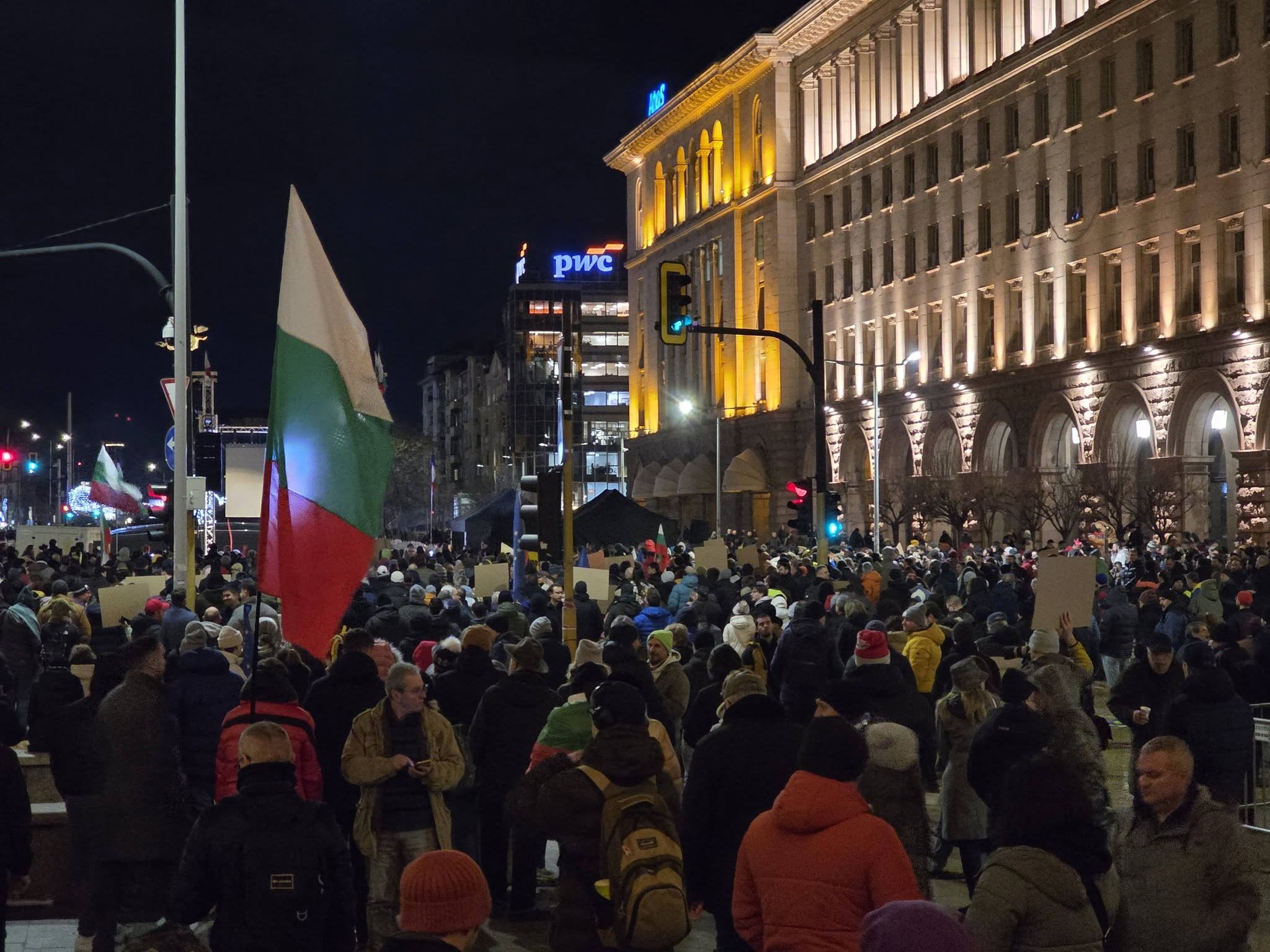Протест с искане за 100% машинно гласуване събра хиляди в центъра на София (ВИДЕО)