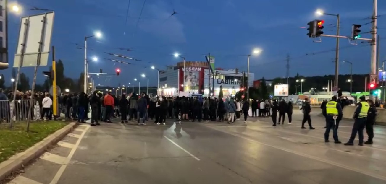 В "Люлин" граждани излязоха на протест заради кризата с боклука