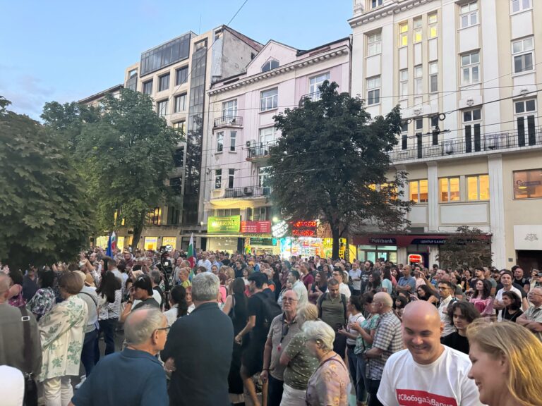 Стотици излязоха на протест в подкрепа на кмета на Варна Благомир Коцев
