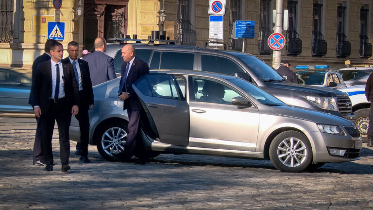 Властта се втурна да сваля Румен Радев от шкодата - ще му връща колите на НСО, които му взе