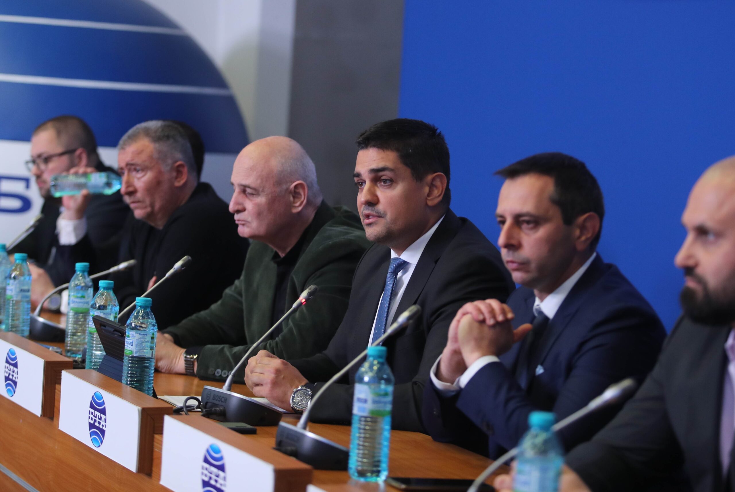 Радостин Василев е блокиран в Дубай, но МЕЧ се регистрира на изборите