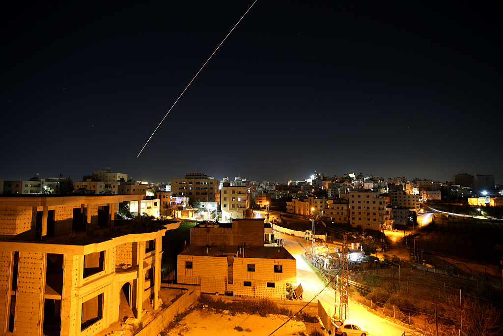 Иран нанесе нови ракетни удари срещу Израел и засили вътрешните репресии в страната