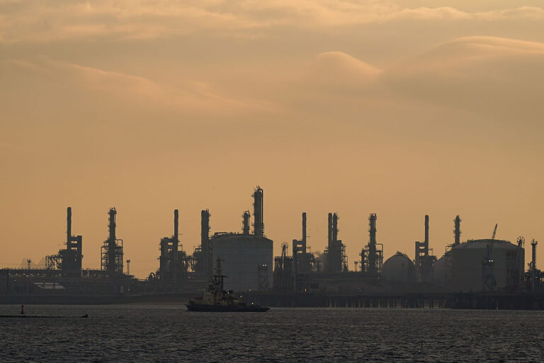 Иран нанесе удари по рафинерия в Кувейт, експлозии отекнаха в Техеран