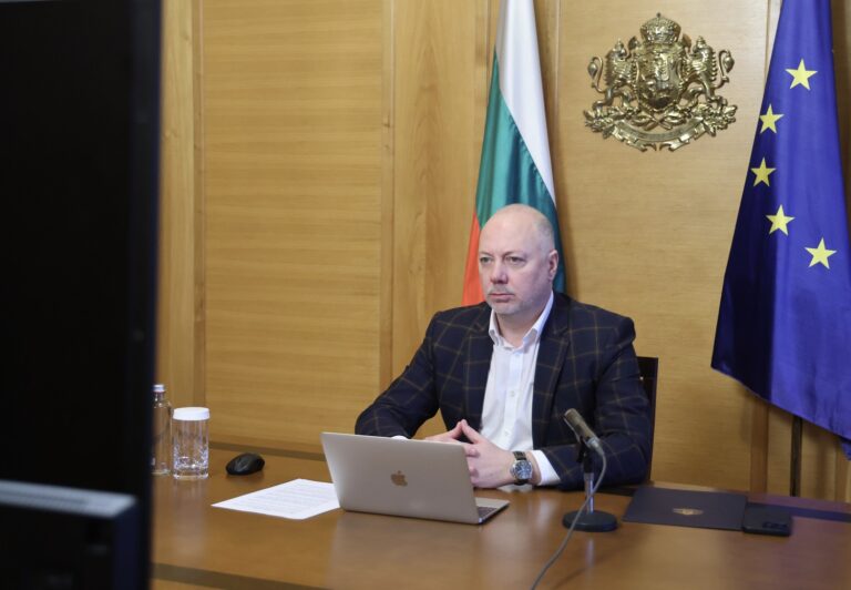 България нямало да налага "въздушна цензура" на Вучич, за да го спира да лети до Москва