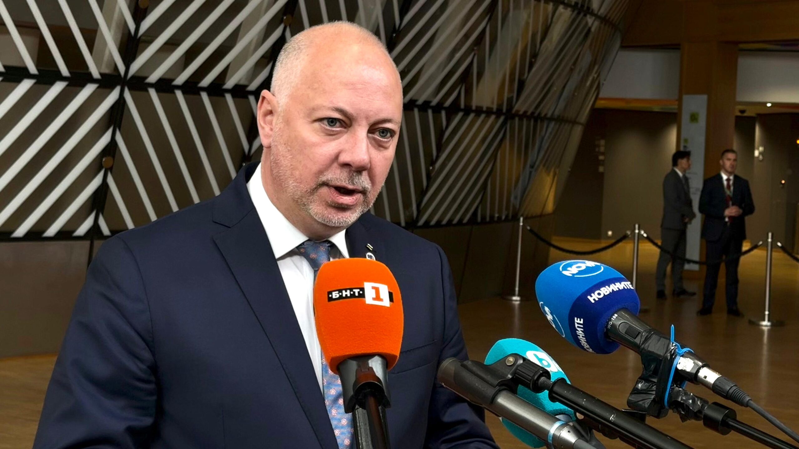 Politico: България търси изключение от санкциите срещу "Лукойл"