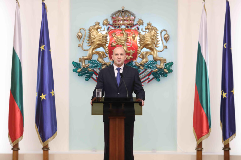 Президентът Румен Радев подава оставка: "Предстои ни битката за бъдещето на отечеството"