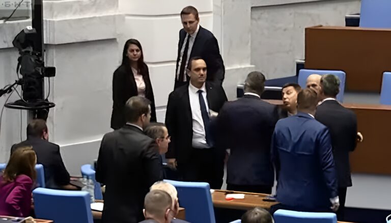 Депутати от "Възраждане" и "Ново начало" стигнаха до сблъсък в парламента