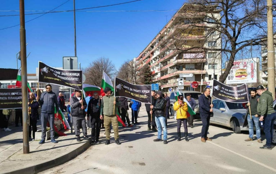 Протест заради високите сметки за ток блокира границата с Румъния