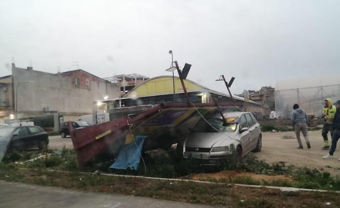 Хаос с полетите в Сицилия, циклонът „Хари“ затвори училища и институции