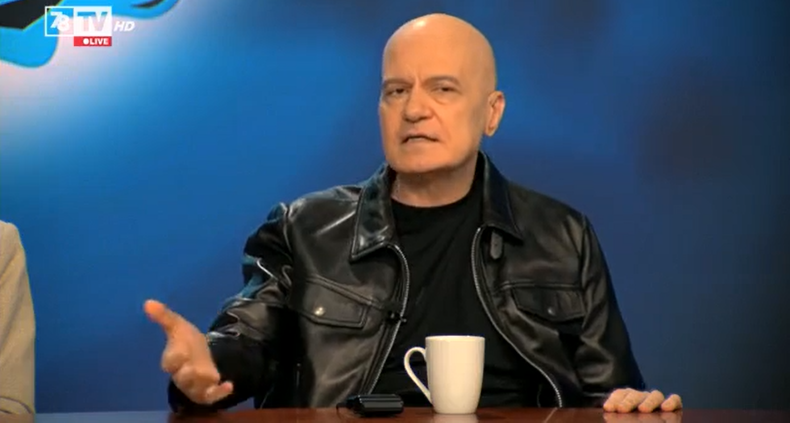 Слави Трифонов поздрави Gen Z с песен от преди да се родят и се закани да продължава „да дразни“