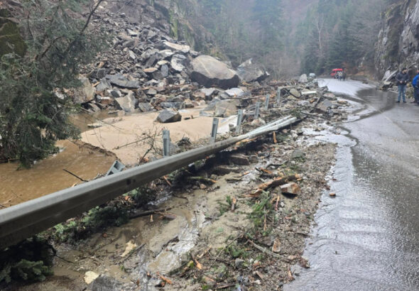 Проливни дъждове предизвикаха свлачища и проблеми с водата в Смолянско