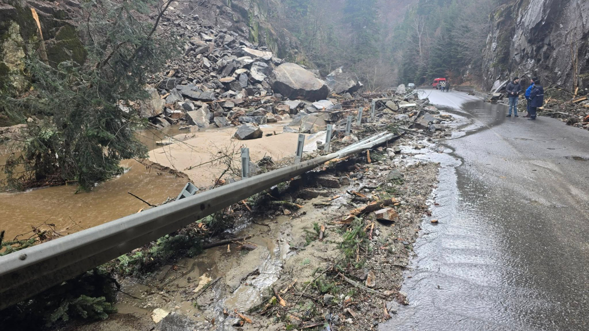 Проливни дъждове предизвикаха свлачища и проблеми с водата в Смолянско