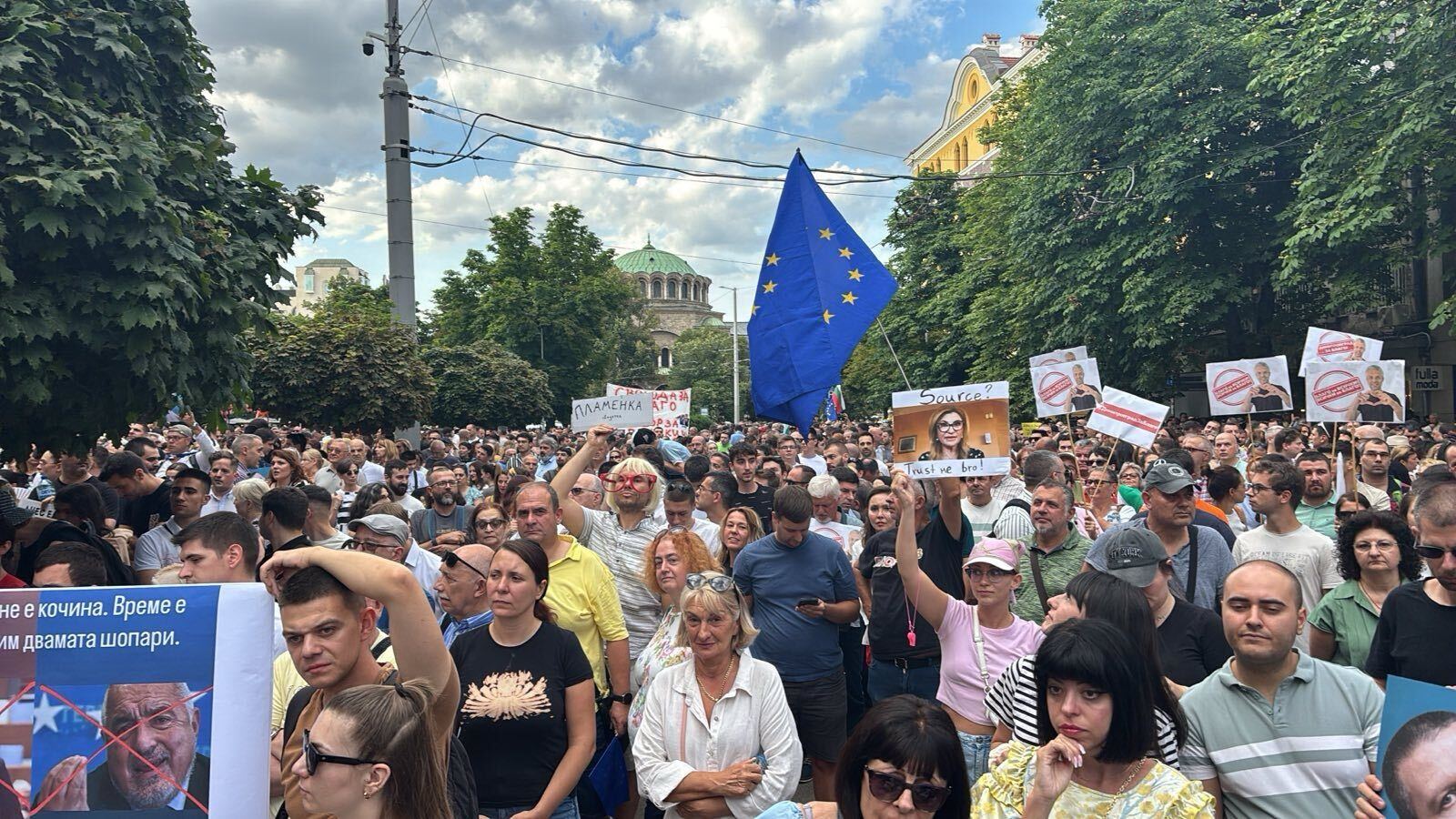 Граждани излязоха на протест в София в подкрепа на Коцев и срещу прокурорския произвол (Снимки)