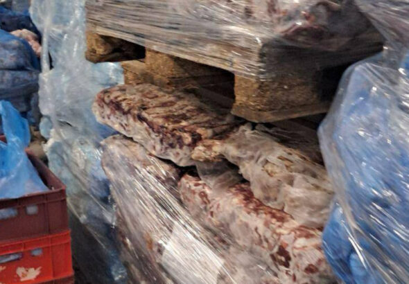 Плесен, ръжда и продукти с неясен произход откри БАБХ в месокомбинат в Соколово