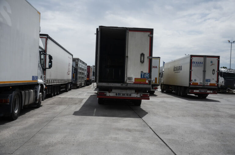 Камион се блъсна в опашка от ТИР-ове до границата с Турция, леките коли се пренасочват по обходен маршрут