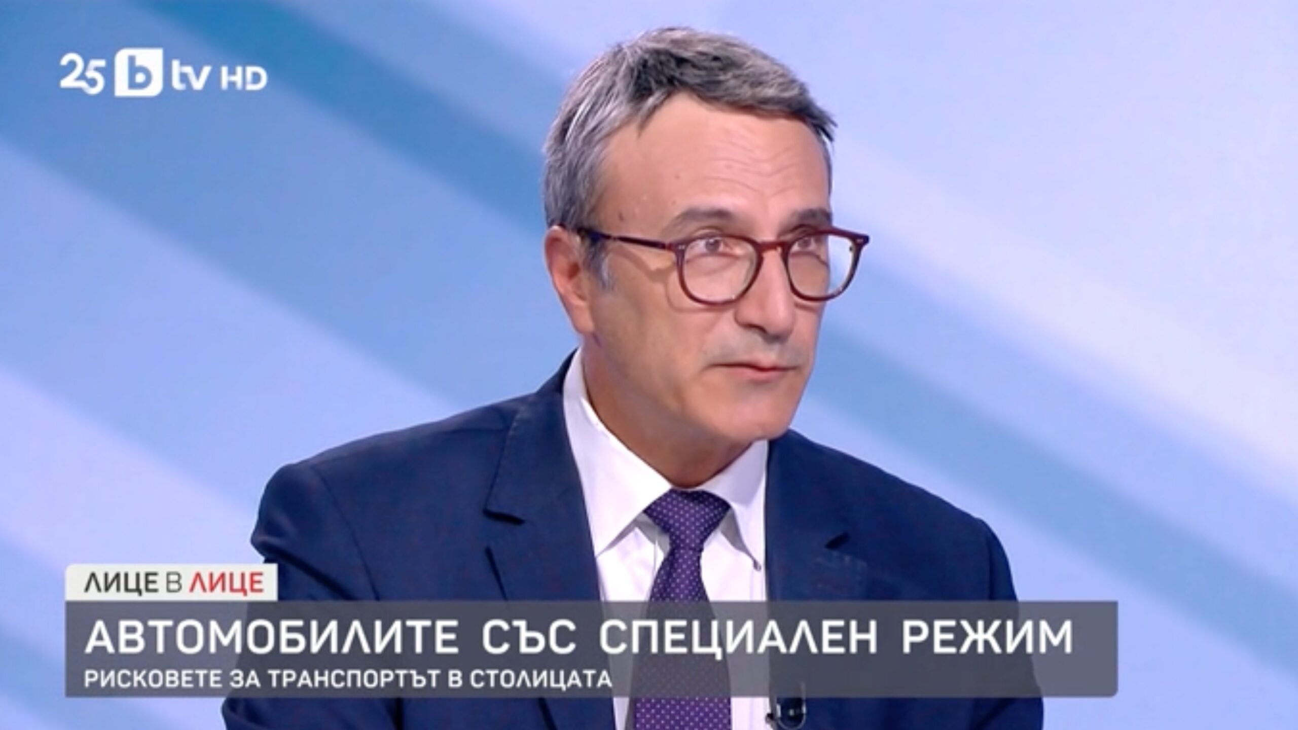 Кортеж смени цвета на светофара и едва не предизвика катастрофа с трамвай в София