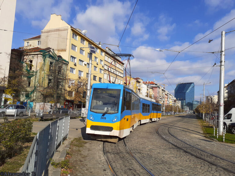 Катастрофа край „Руски паметник” спря трамваите в района