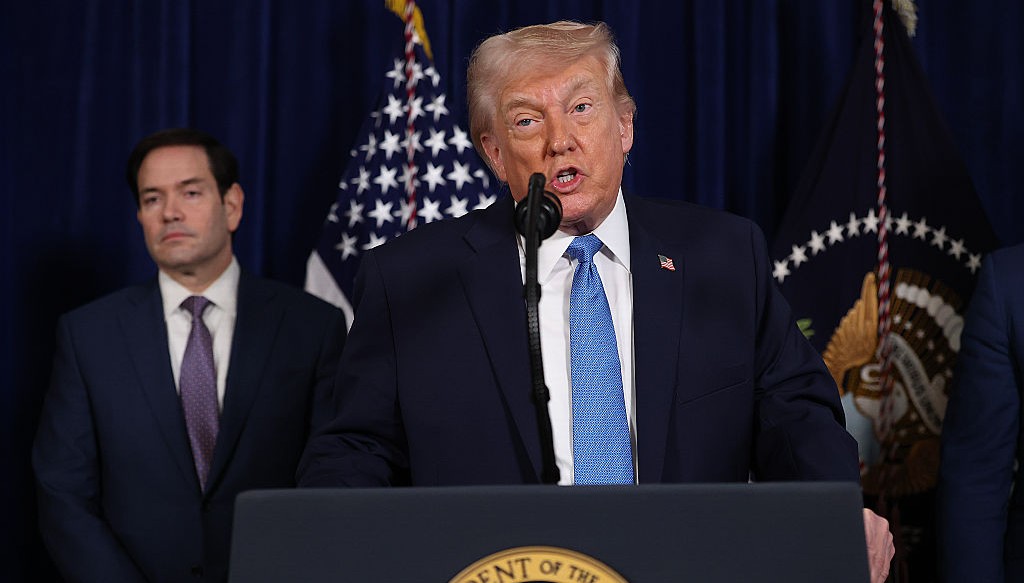 САЩ ще удари Иран, ако властите окървавят протеста, заплаши Тръмп