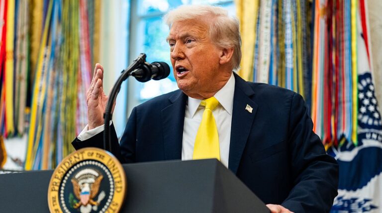 САЩ налага 25% мито върху стоки от страни, които търгуват с Иран